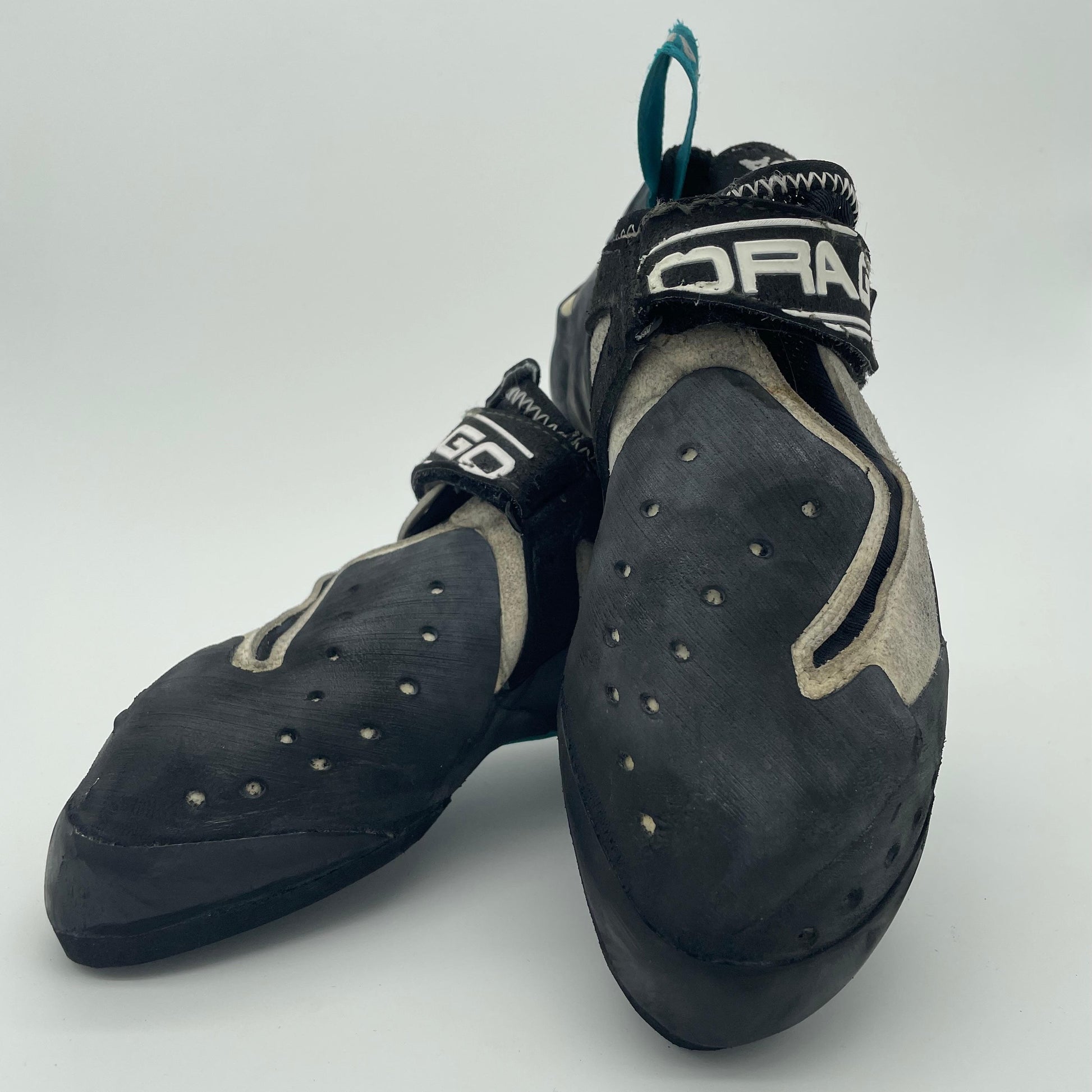 Kletterschuhe mit neuer Besohlung, Spitze und Lochreparatur 1